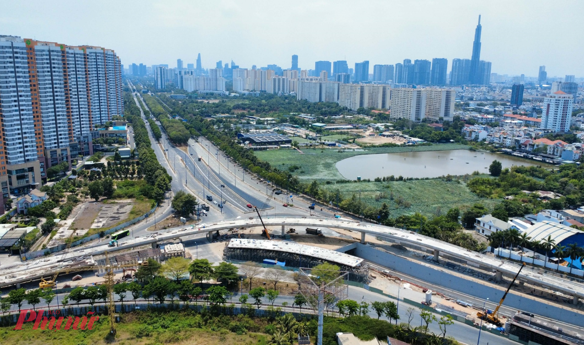 Những ngày đầu tháng 4, thời tiết nắng nóng gay gắt tại TPHCM không làm chậm nhịp thi công trên công trường dự án nút giao An Phú, phường Bình Trưng. Các nhà thầu đang tăng tốc, khẩn trương hoàn thiện nhánh cầu N3 để kịp thông xe vào dịp lễ 30/4/2026.