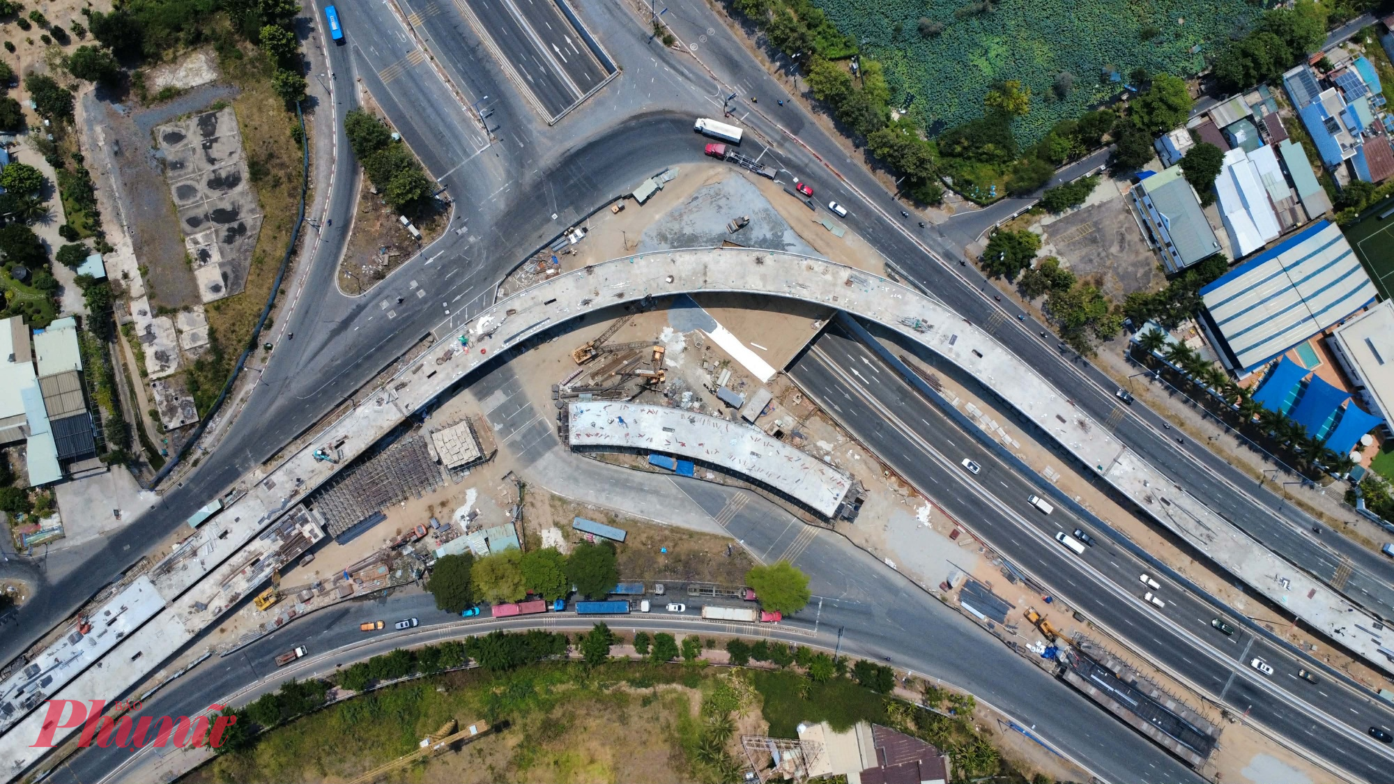 Nhánh cầu N3 là một trong những hạng mục nổi bật thuộc dự án xây dựng nút giao thông An Phú - lớn nhất TPHCM với quy mô 3 tầng. 