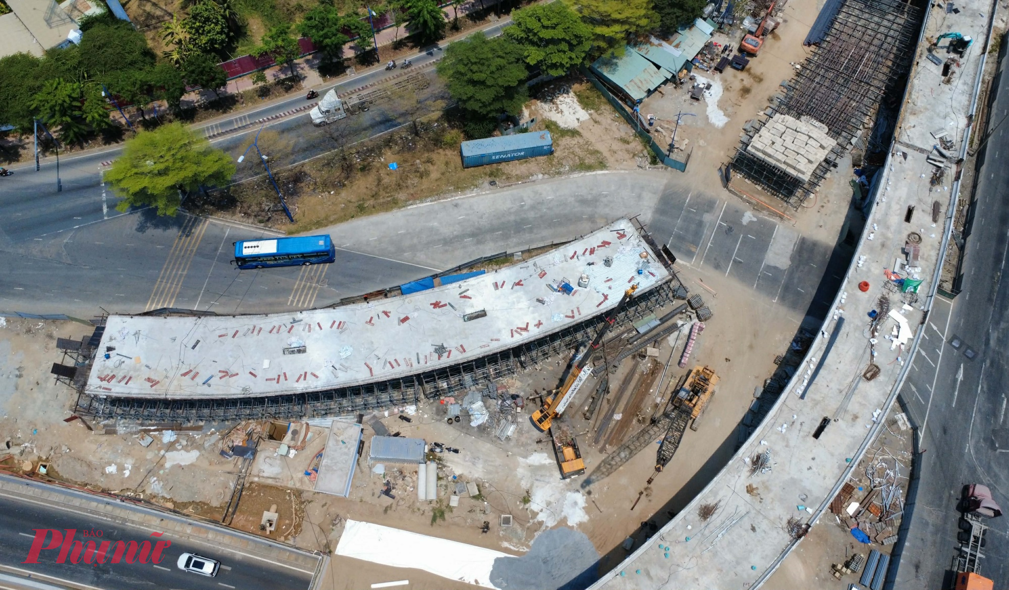 Bên cạnh đó, các hạng mục khác của dự án cũng đang được đẩy nhanh tiến độ. Nhánh cầu N4 dự kiến hoàn thành vào ngày 30/6/2026, hiện các nhà thầu đang thi công phần nhịp dẫn hướng kết nối từ đường Đồng Văn Cống sang đường Mai Chí Thọ.