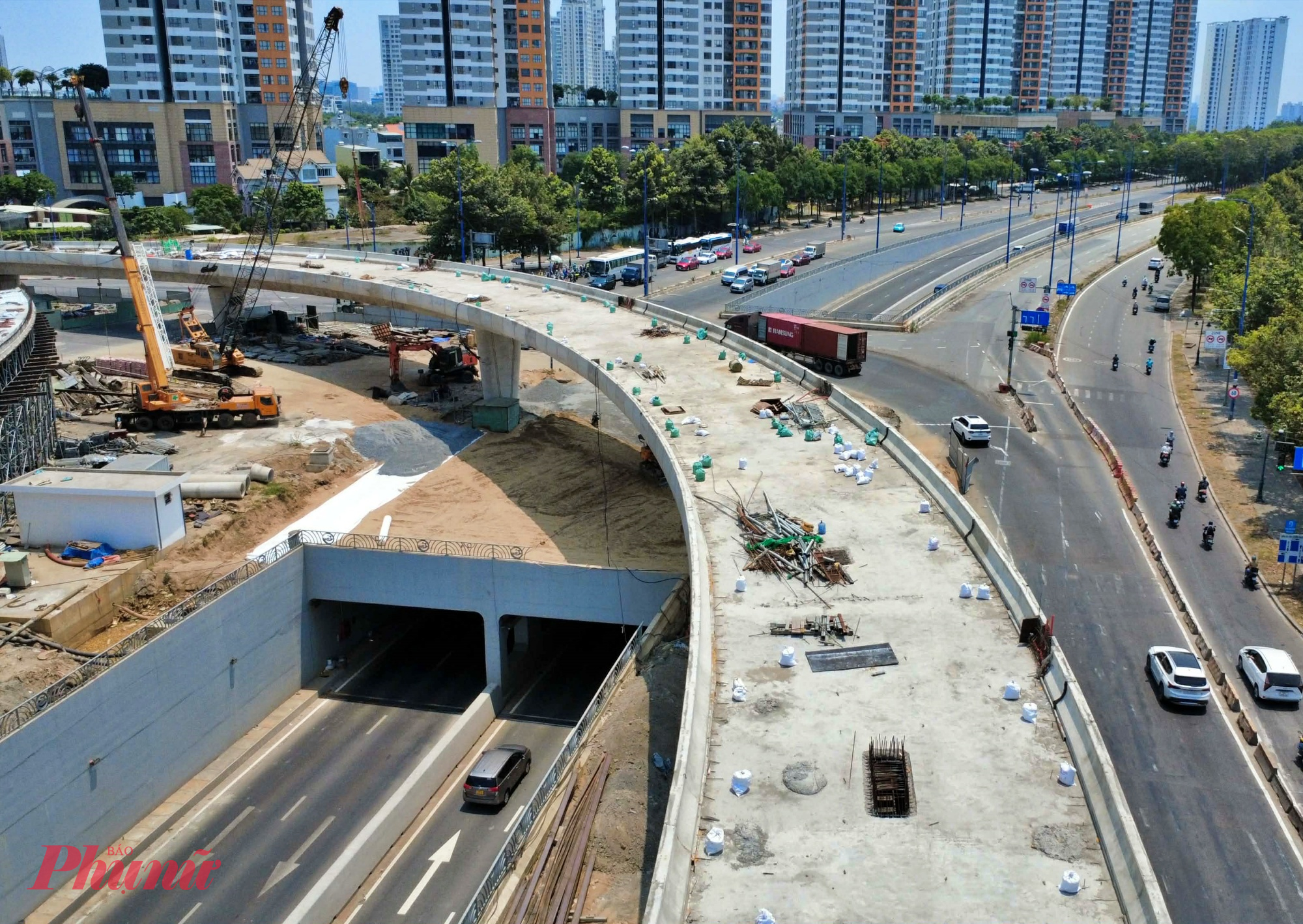 Công trình dài khoảng 400m, rộng 9m, nằm trong tổng thể nút giao ba tầng, giữ vai trò quan trọng trong việc giảm tải áp lực giao thông tại cửa ngõ phía Đông TPHCM.