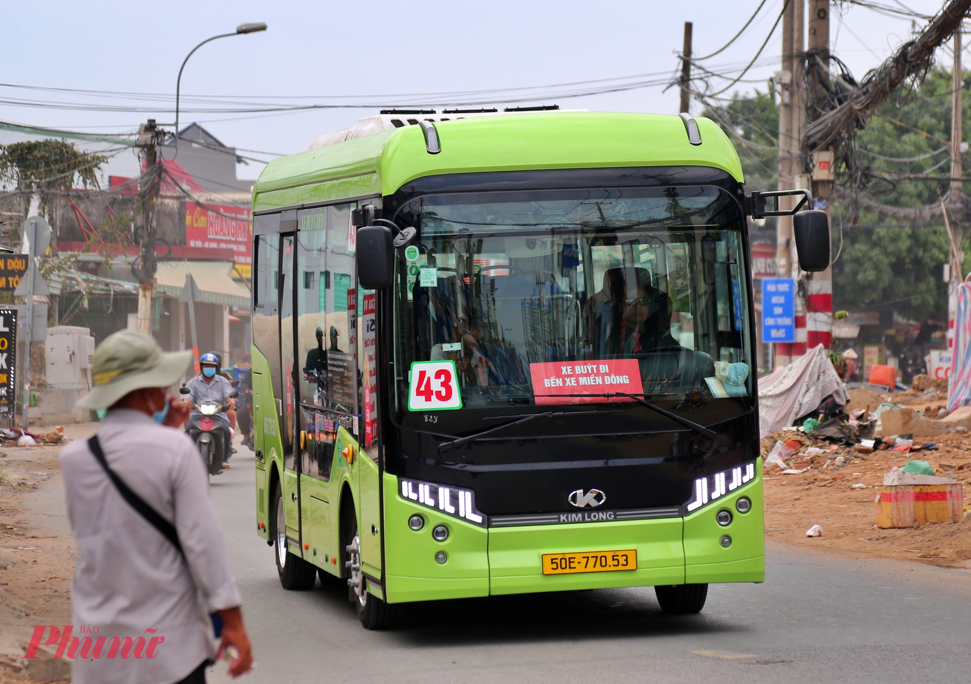 Xe buýt điện lưu thông trên đường Nguyễn Thị Định, TPHCM - Ảnh: Nguyễn Văn