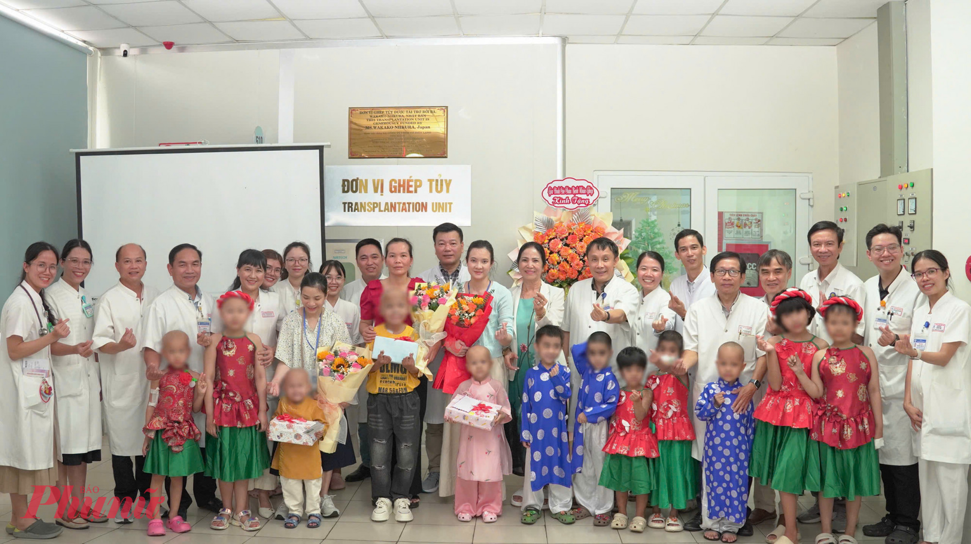 Các bệnh nhân nhi ghép tế bào gốc thành công chupj hình kỷ niệm cùng các 