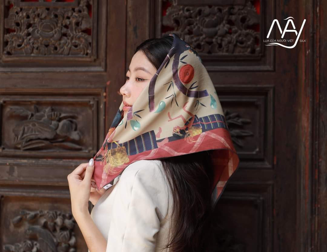 Mây Silk (TP.HCM) 4.6 • Silk store • Mở  Mây Silk là một trong những địa chỉ tiêu biểu cho dòng khăn lụa thủ công cao cấp tại Sài Gòn. Khăn được làm từ lụa tơ tằm Bảo Lộc, nhiều mẫu vẽ tay hoặc nhuộm thủy ấn độc bản, tạo cảm giác mềm mại và có chiều sâu thị giác. Không chỉ để choàng cổ, khăn có thể trùm đầu nhẹ, buộc turban hoặc làm điểm nhấn trang phục. Giá dao động từ khoảng 690.000 đến hơn 2.000.000 đồng, phù hợp nhóm khách tìm sự tinh tế và khác biệt.