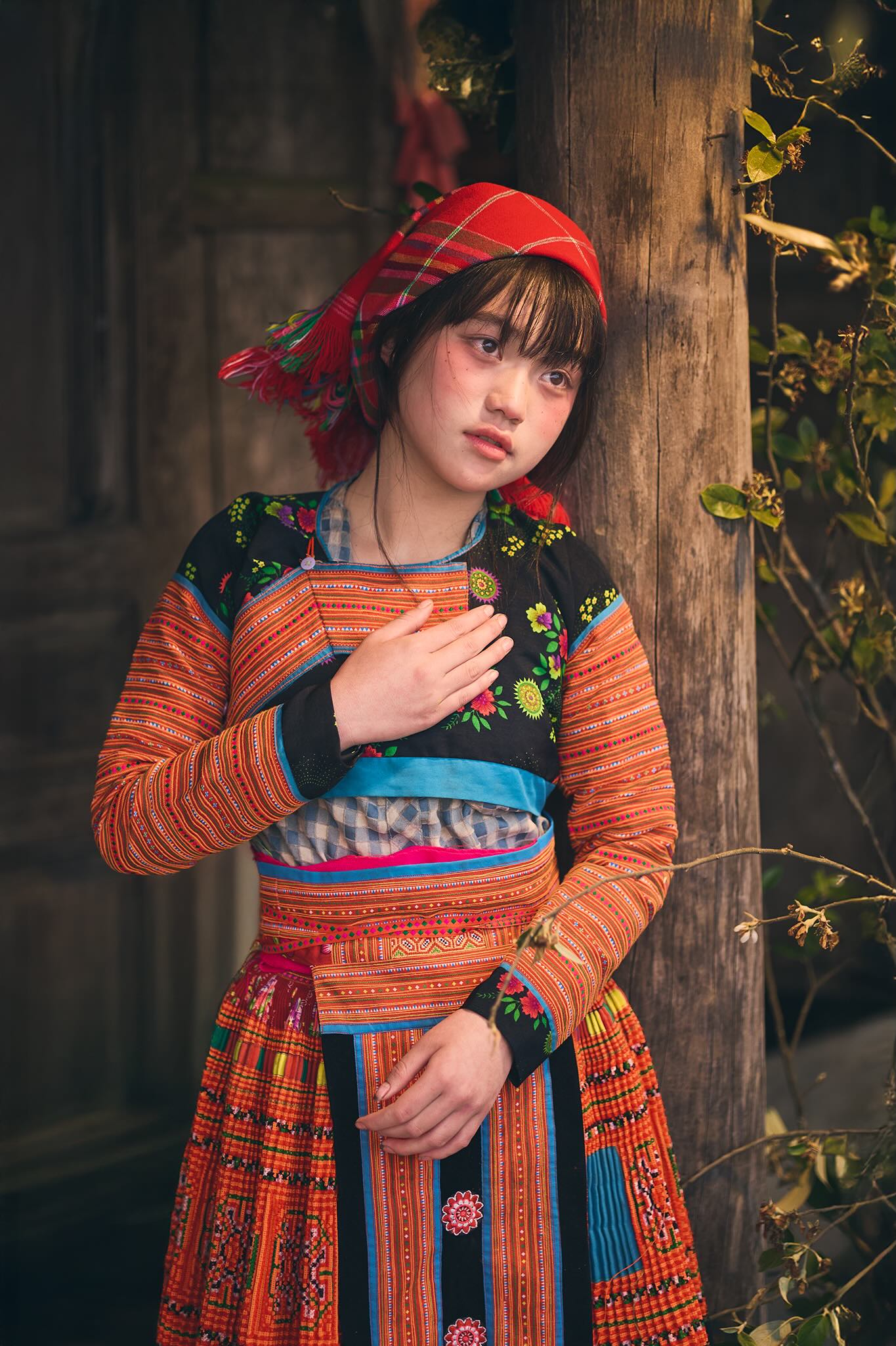 Khăn Km0 (TP.HCM): Không chỉ dừng lại ở một chiếc khăn chống nắng, Khăn Km0 mang đến cảm giác chạm vào một lát cắt văn hóa Việt qua từng họa tiết thổ cẩm. Những mẫu khăn pashmina, khăn vẽ sáp ong của người H’Mông hay các thiết kế lấy cảm hứng từ trang phục dân tộc đều giữ được vẻ mộc mạc nhưng đầy sức sống. Chất vải nhẹ, mềm, có thể trùm đầu, choàng vai hoặc tạo điểm nhấn trang phục, vừa che nắng vừa kể một câu chuyện rất riêng về bản sắc.