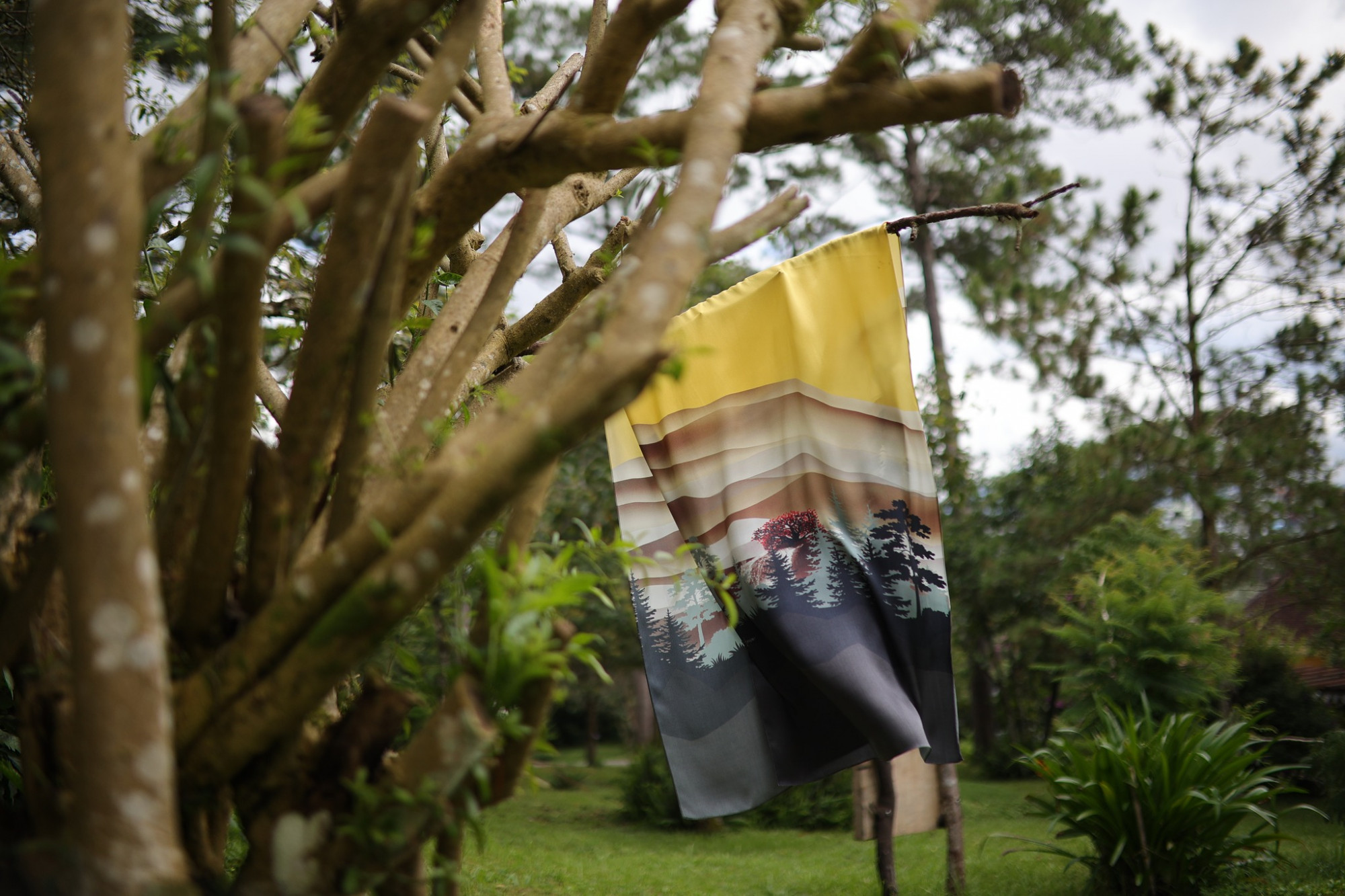 Vietnam Silk House (Quận 3, TP.HCM) 4.1 • Fabric store • Mở  Vietnam Silk House không chỉ là nơi bán khăn mà còn mang tính trưng bày, kể câu chuyện về lụa Việt. Các dòng khăn tại đây sử dụng tơ tằm chất lượng cao, được sản xuất bởi nghệ nhân lâu năm, hướng đến chuẩn quốc tế. Khăn nhẹ, mềm, có thể linh hoạt dùng để trùm đầu, quàng cổ hoặc phối trang phục công sở. Đây là lựa chọn phù hợp với người yêu chất liệu truyền thống nhưng muốn ứng dụng trong đời sống hiện đại.