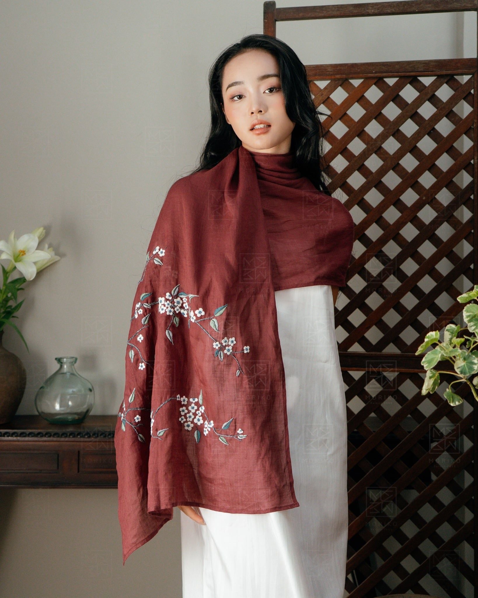 Moriko (TP.HCM): Moriko không chỉ làm khăn, mà tạo ra những mảnh vải mang tinh thần sống chậm và bền vững. Các dòng khăn tại đây thường sử dụng chất liệu tự nhiên như tơ tằm, linen, cotton, kết hợp kỹ thuật thêu tay hoặc nhuộm từ nguyên liệu bản địa. Khăn có thể dùng linh hoạt – trùm đầu, choàng vai hay biến tấu như một phụ kiện thời trang nhẹ nhàng. Không quá nổi bật theo kiểu thị trường, Moriko chọn vẻ đẹp mộc, tinh giản nhưng có chiều sâu, phù hợp với người yêu phong cách tự nhiên và gu thẩm mỹ bền vững.