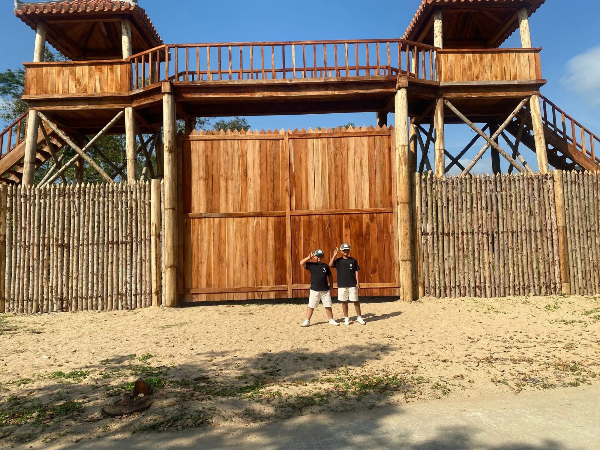 Khán giả check in một bối cảnh trong phim trường Tây Sơn thất hổ tướng