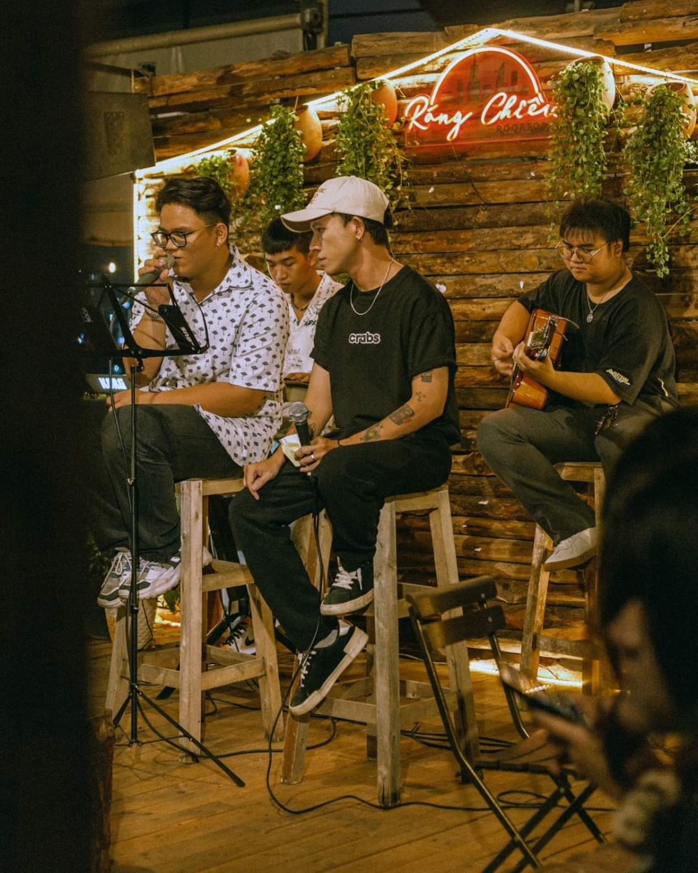 Ráng Chiều (39A Trần Khắc Chân, phường Cầu Kiệu) được xem là một “Đà Lạt thu nhỏ” với không gian thơ mộng, chút trầm ấm, mộc mạc đan xen giữa gỗ và cây xanh bao phủ quán. Với không gian mở thoáng mát và xen lẫn view ngắm toàn thành phố, Ráng Chiều là một điểm đến lý tưởng để tụ tập bạn bè vào khoảng thời gian cuối ngày.