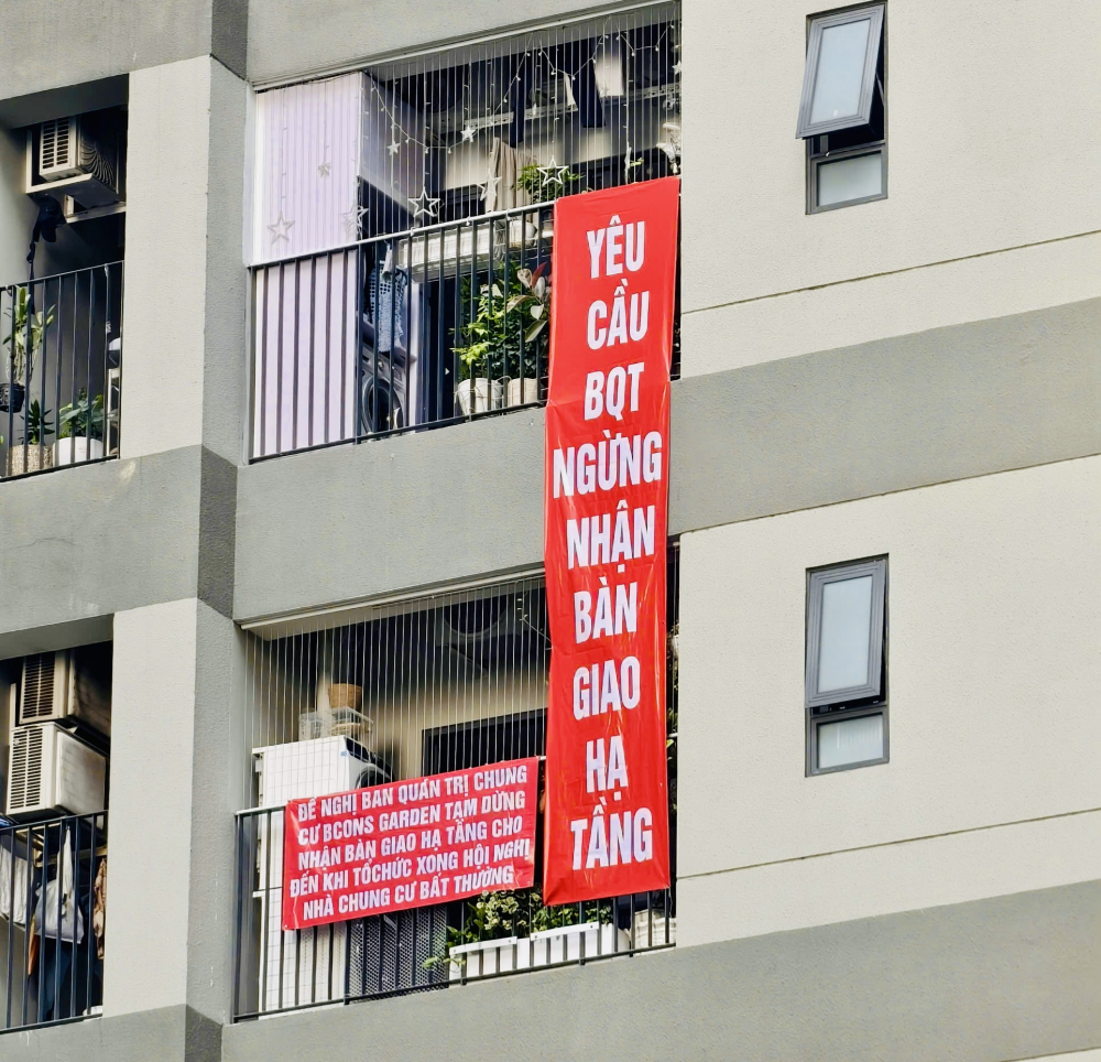 Các hộ dân tại Bcon Garden treo băn rôn tại ban công căn hộ.