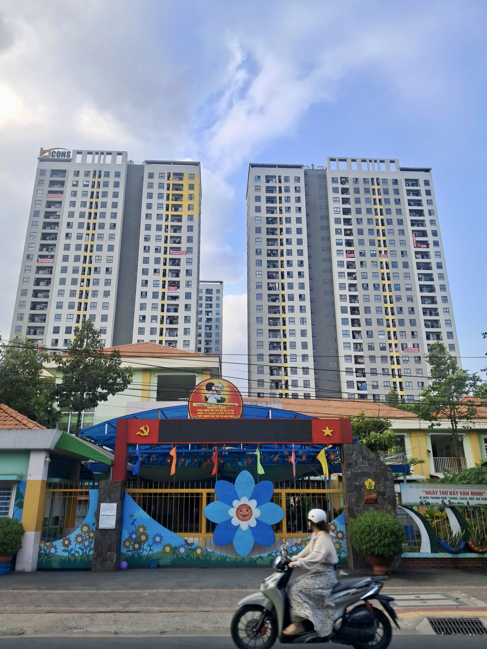 Dự án Bcons Garden, tọa lạc tại phường đông dân nhất TP.HCM, những ngày gần đây xuất hiện dày đặc băng rôn đỏ, có thể dễ dàng quan sát từ trục đường Lý Thường Kiệt. Ảnh: Cư dân cung cấp.