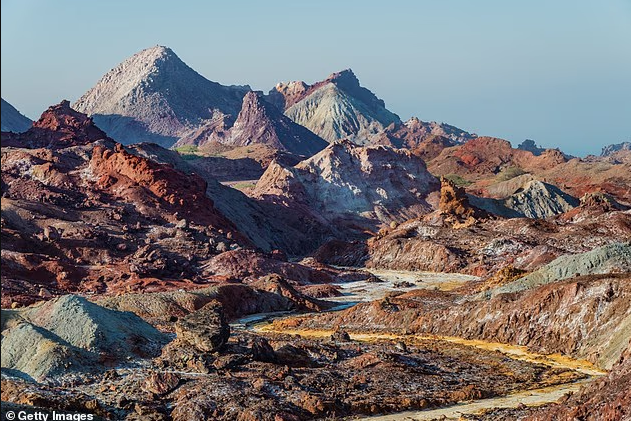 Trong thung lũng tĩnh lặng (Silence Valley) có những ngọn núi muối khổng lồ và hang muối với các nhũ đá trắng tinh khiết. Người dân địa phương tin rằng, những khối đá này có khả năng chữa bệnh, xua tan năng lượng tiêu cực và thúc đẩy sự tích cực nên được đặt tên là núi năng lượng. Đảo Hormuz có thung lũng rực rỡ với màu vàng tươi, óng ánh trải dài với đất, đá có màu vàng tươi, vàng rơm và vàng kim.  Nhìn trên cao giống như cánh đồng hoa nghệ tây hay dòng sông vàng uốn lượn.