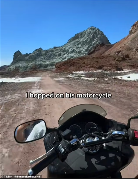 Nằm cách bãi biển của Iran 8km, đảo có tên Hormuz rộng hơn 41km2 và có hình dáng như giọt nước mắt. Nếu đi bằng xe tuk-tuk hoặc xe máy thì đi trong khoảng 40 phút là hết đảo. Đảo này rất ít người biết và đã thu hút du khách ưa mạo hiểm trong những năm qua.