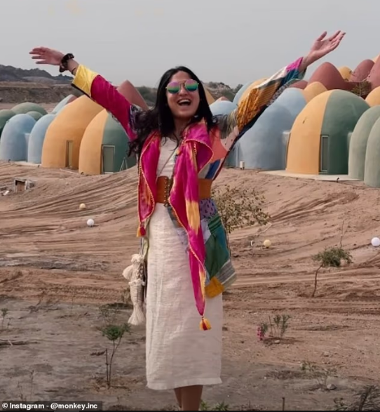 Trên đảo có khu nghỉ dưỡng Majara Residence rất hợp du khách thích màu sắc. Những ngôi nhà mái vòm được sơn màu xanh dương, vàng, đỏ và xanh lá cây. Nhà có khả năng chịu lực tốt và hợp với thời tiết khắc nghiệt của vùng Vịnh. Phương tiện phổ biến nhất trên đảo là xe tuk-tuk và thuê xe máy.