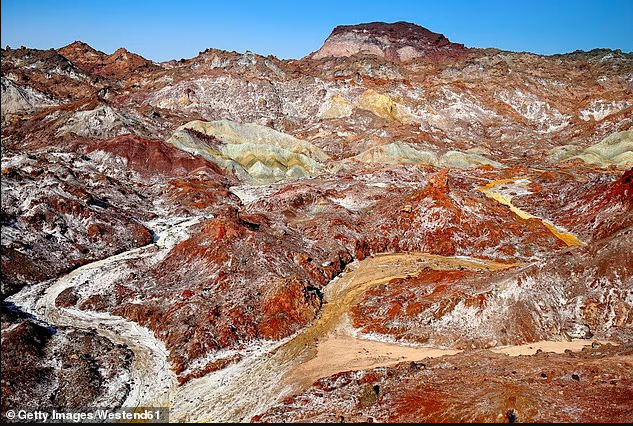 Đảo Hormuz được ví như một hành tinh khác với những phong cảnh kỳ ảo. Ở thung lũng cầu vồng, bạn sẽ thấy những ngọn núi và lớp đất đá có đủ sắc màu đỏ, vàng, cam, tím, xanh lá. Màu sắc này được hình thành từ các lớp đá núi lửa, muối và khoáng chất với nhiều màu sắc khác nhau. Đây là điểm lý tưởng cho những người thích đi bộ đường dài. 