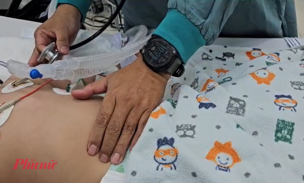 Đặc biệt, tình trạng sốt cao kèm vã mồ hôi bất thường, nhất là mồ hôi khu trú ở vùng đầu, hoặc nửa bên người. Đây là dấu hiệu cảnh báo bệnh đã chuyển nặng.