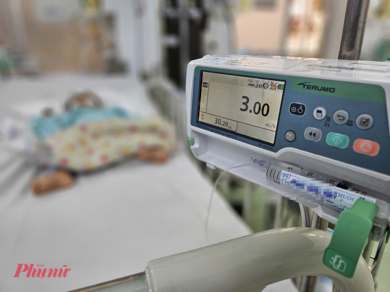 Theo bác sĩ Việt, ê-kíp bác sĩ cũng vừa cấp cứu, điều trị thành công cho bé trai mắc tay chân miệng nặng độ 3, rối loạn thần kinh thực vật, suy hô hấp…