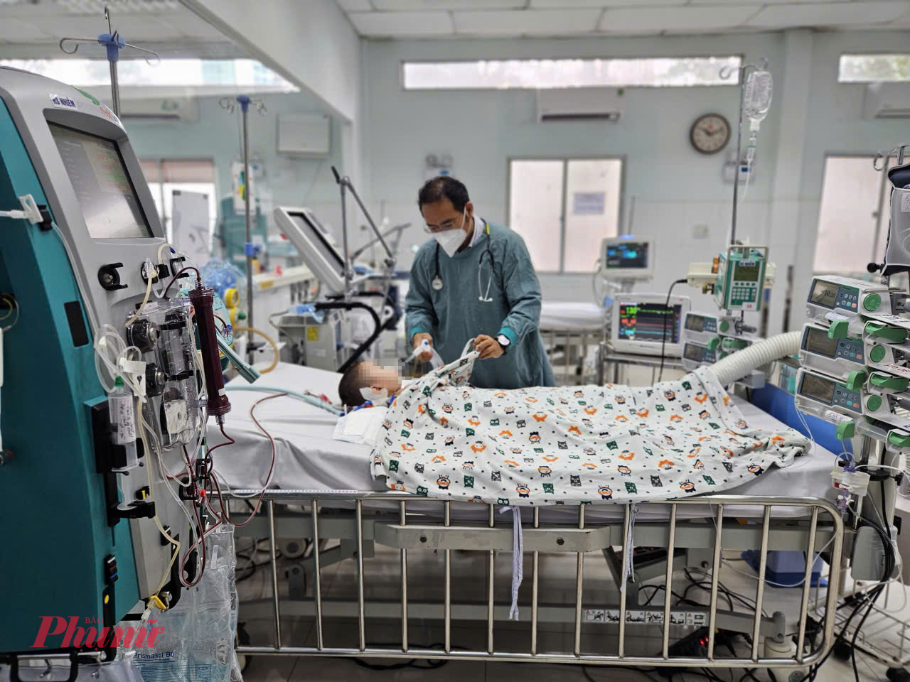 Như trường hợp của bé trai 3 tuổi (ở Khánh Hòa) chỉ sau 2 ngày sốt, dù được bệnh viện địa phương chẩn đoán tay chân miệng và điều trị, nhưng bệnh tiến triển quá nhanh, bé phải đặt nội khí quản, chuyển viện và lọc máu liên tục