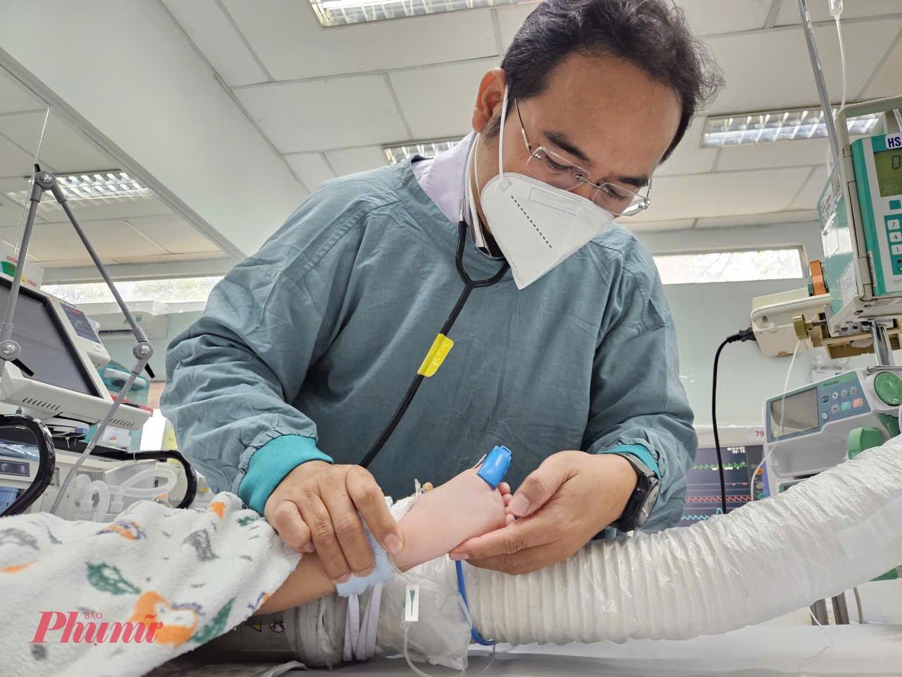 Bác sĩ CK2 Đỗ Châu Việt - Trưởng khoa Hồi sức tích cực nhiễm, Bệnh viện Nhi Đồng 2 cho biết do bé mắc chủng virus EV