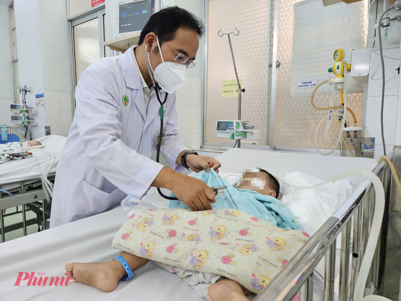 Bé đã được cai máy thở, nhưng do bệnh gây biến chứng về thần kinh nên vẫn còn hứng chịu nhiều di chứng