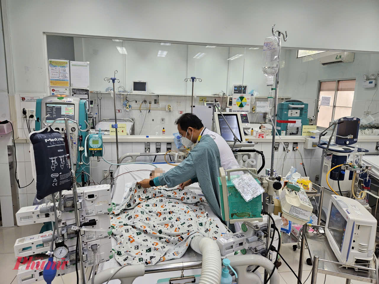 Những ngày qua, Bệnh viện Nhi đồng 2 liên tục tiếp nhận nhiều trường hợp trẻ mắc tay chân miệng. Trong đó, hơn 40 trẻ phải nhập viện điều trị, 2 trẻ rơi vào biến chứng nặng phải thở máy, lọc máu