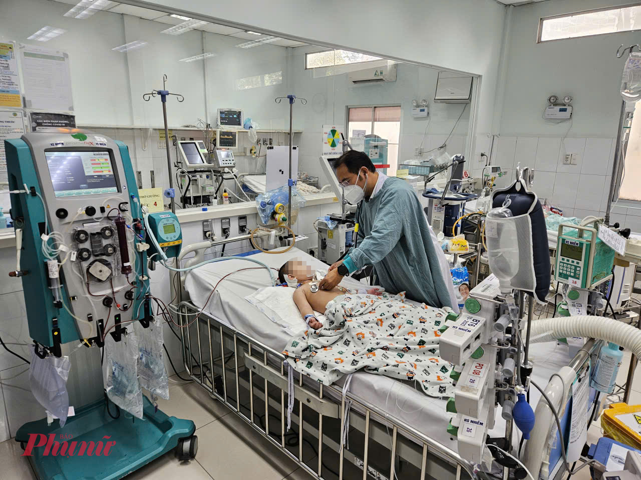 May mắn, sau nhiều ngày điều trị tích cực, bệnh nhi đã qua giai đoạn nguy hiểm, tuy nhiên bé vẫn phải tiếp tục lọc máu, thở máy và theo dõi sát do bị biến chứng liên quan đến thần kinh
