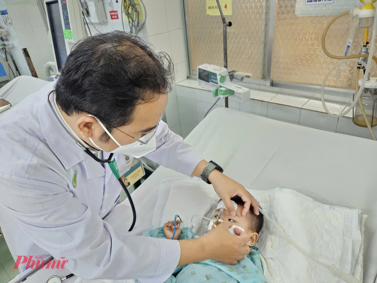 Hiện bé đã qua nguy hiểm, có thể tiếp xúc với bác sĩ, tuy nhiên di chứng rõ nhất là mắt vẫn còn lé. Sau khi hết bệnh, bé sẽ được đánh giá chức năng thần kinh, vận động và tập vật lý trị liệu để hồi phục