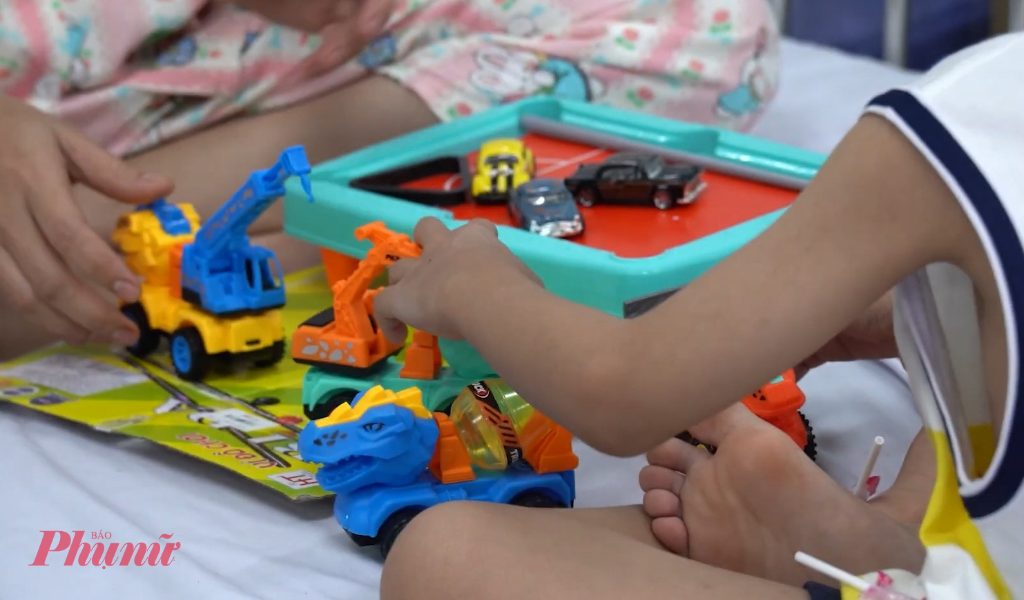 Cha mẹ cần tập cho trẻ thói quen rửa tay thường xuyên bằng xà bông, cho trẻ ăn chín, uống sôi, bổ sung dinh dưỡng, nước trái cây cho cả nhà tăng sức đề kháng. Tuyệt đối không dùng chung vật dụng cá nhân với trẻ khác, thường xuyên khử khuẩn bề mặt tiếp xúc và đồ chơi của trẻ.