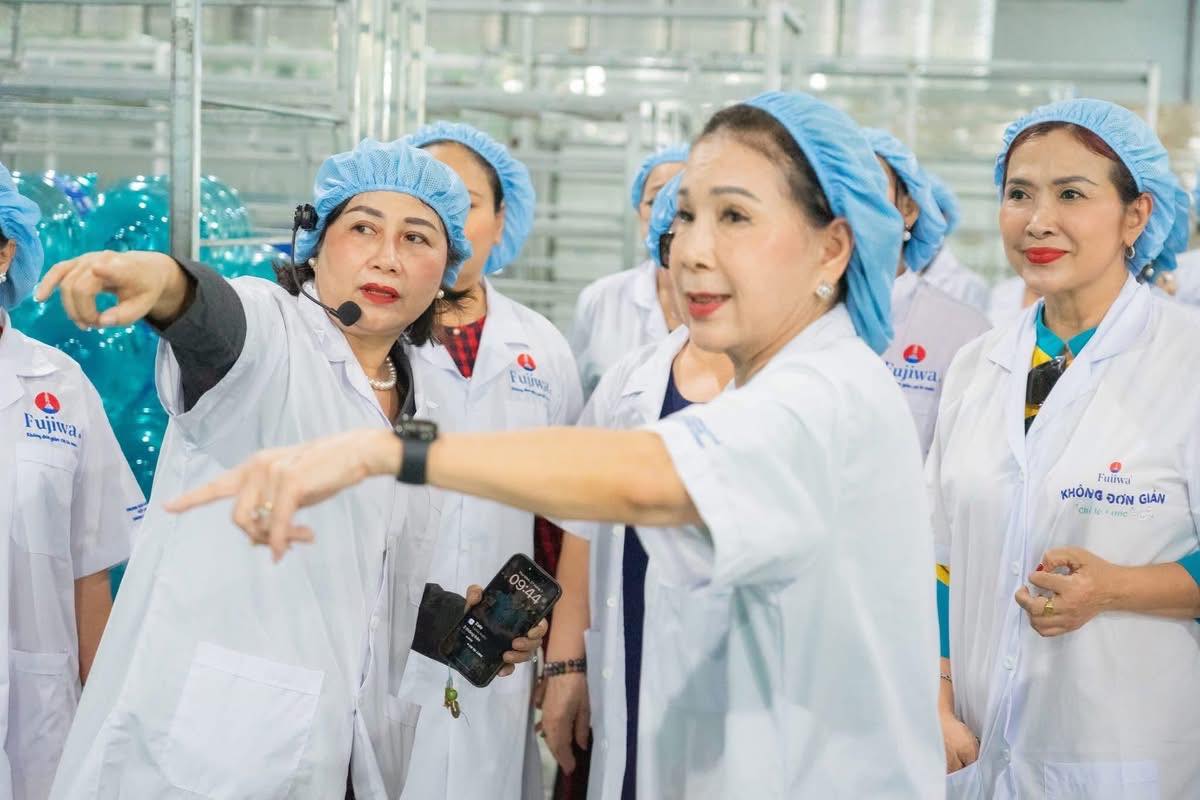 Bà Ngô Thị Thu Thủy luôn trực tiếp giới thiệu hệ thống dây chuyền hiện đại của Fujiwa khi khách tham quan nhà máy - Ảnh: Fujiwa