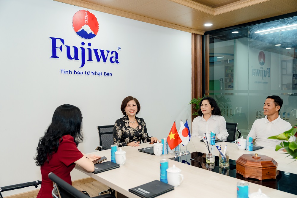 Bà Ngô Thị Thu Thủy trong một buổi làm việc với các đối tác tại trụ sở Fujiwa - Ảnh: Fujiwa
