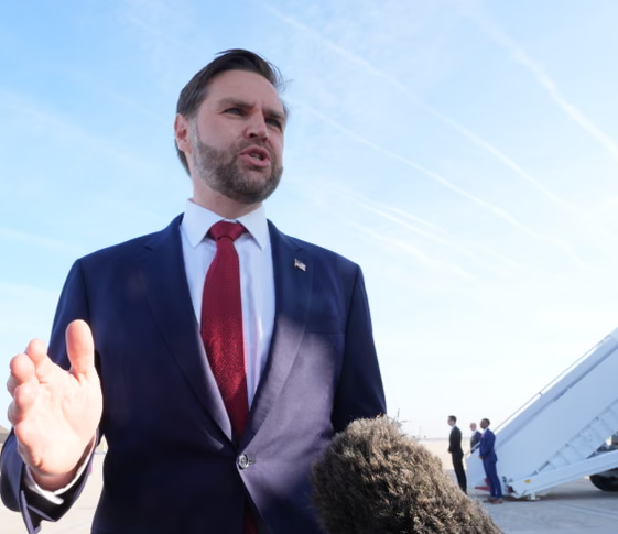 JD Vance phát biểu với các phóng viên trước khi bay đến Pakistan qua Căn cứ Liên hợp Andrews gần Washington DC vào thứ Sáu. Ảnh: Jacquelyn Martin / Getty Images