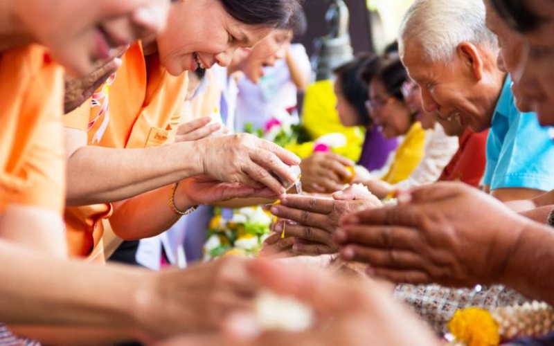 Bên cạnh không khí sôi động, Songkran còn là dịp để gia đình sum họp và thể hiện sự kính trọng với thế hệ đi trước.