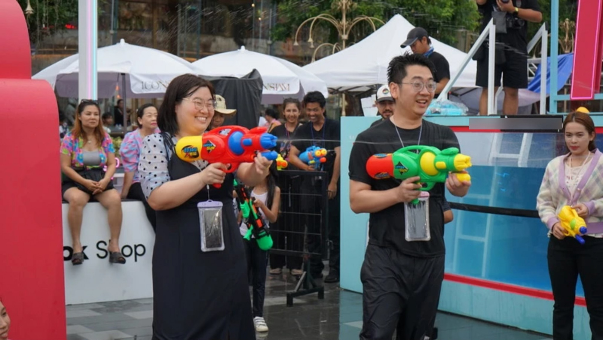 Du khách Việt khi chơi lễ té nước cần trang bị các dụng cụ bảo vệ đồ điện tử khỏi bị thấm nước - Ảnh minh hoạ: Canva