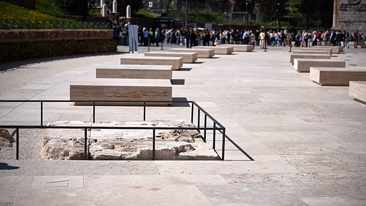 không gian ngoài trời mới được xây dựng bằng đá cẩm thạch travertine xung quanh Đấu trường La Mã trong lễ khánh thành ở Rome. Ảnh: Euronews