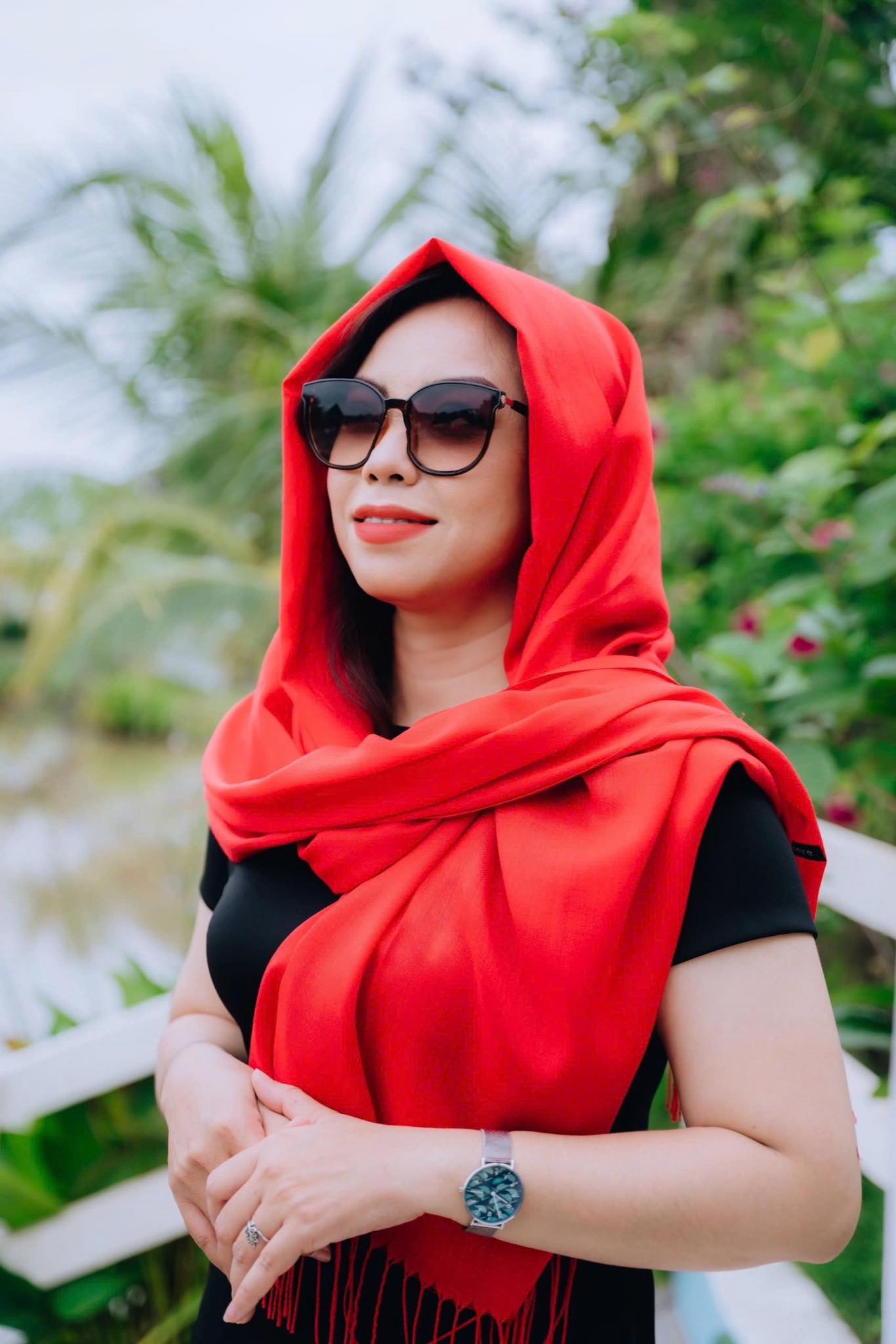 Với những ai muốn một lựa chọn các dòng khăn vải nhẹ hoặc lụa mỏng mang lại cảm giác nữ tính và thời trang hơn thì có thể chọn 