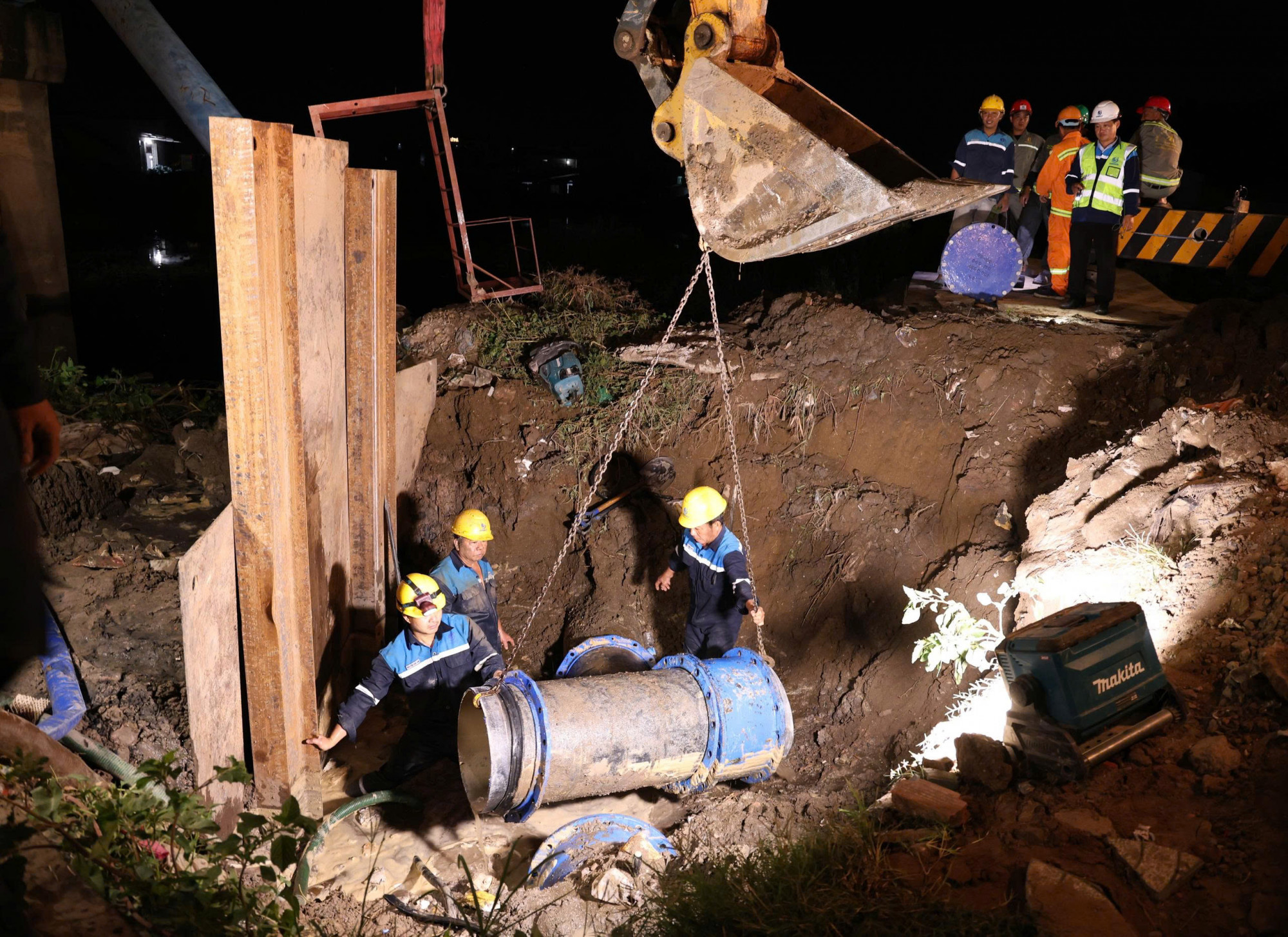 Các lực lượng ngành nước sẽ nỗ lực hoàn thành công tác khắc phục sự cố xì bể trên trong thời gian sớm nhất