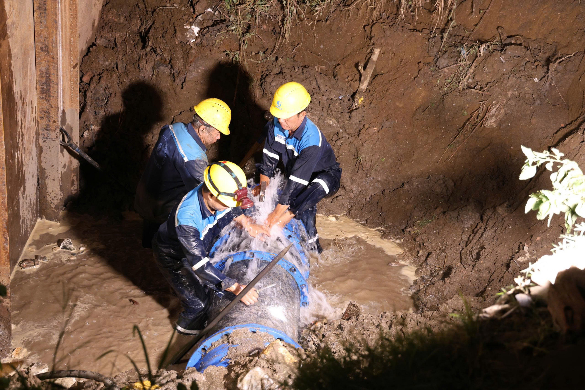 Các lực lượng ngành nước đang khẩn trương khắc phục sự cố để nhanh chóng cung 