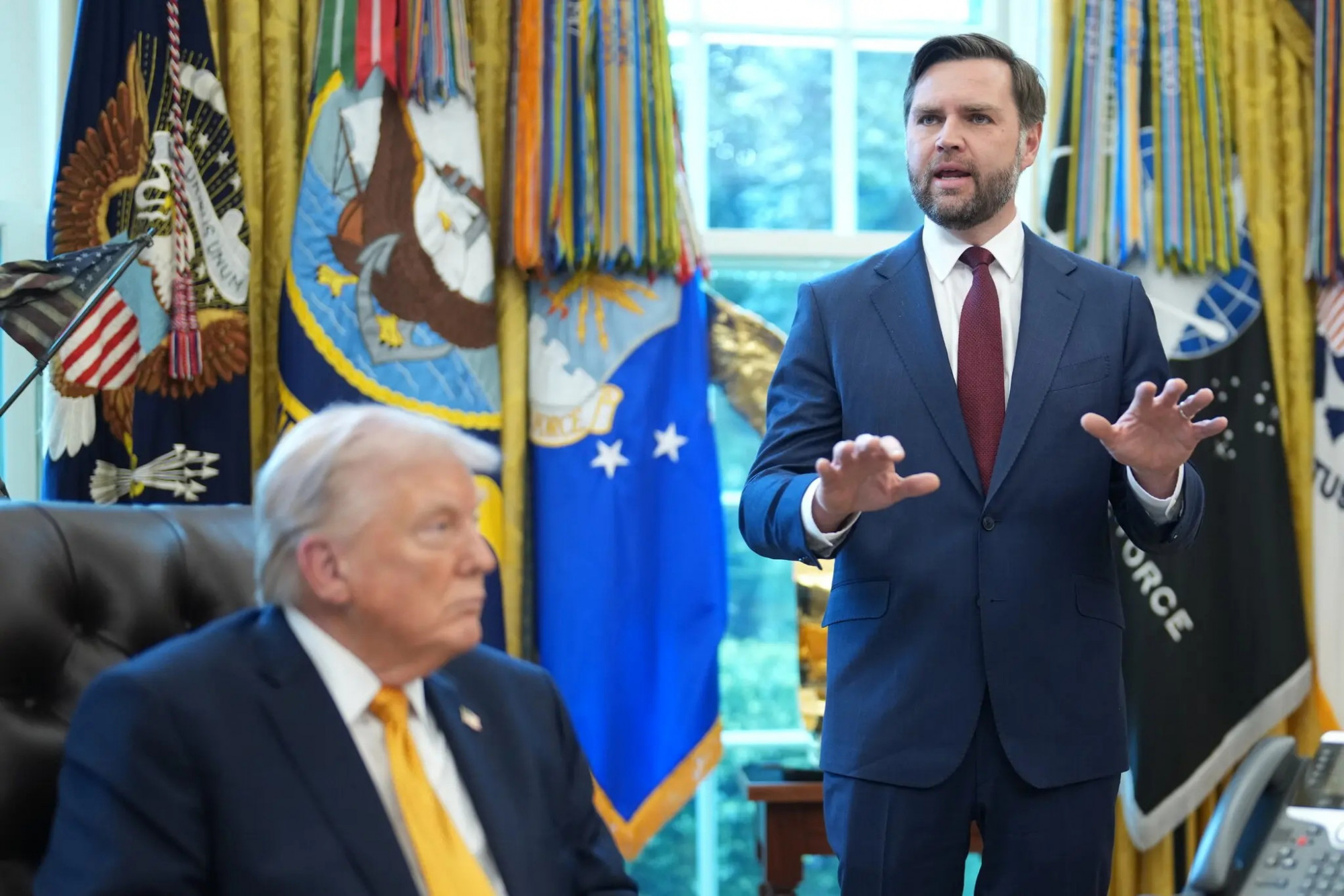 Phó Tổng thống JD Vance trong Phòng Bầu dục cùng Tổng thống Trump. Ông Vance sẽ dẫn đầu phái đoàn Mỹ đến Islamabad để gặp gỡ các quan chức Iran vào ngày 11/4 - Ảnh: Doug Mills/The New York Times