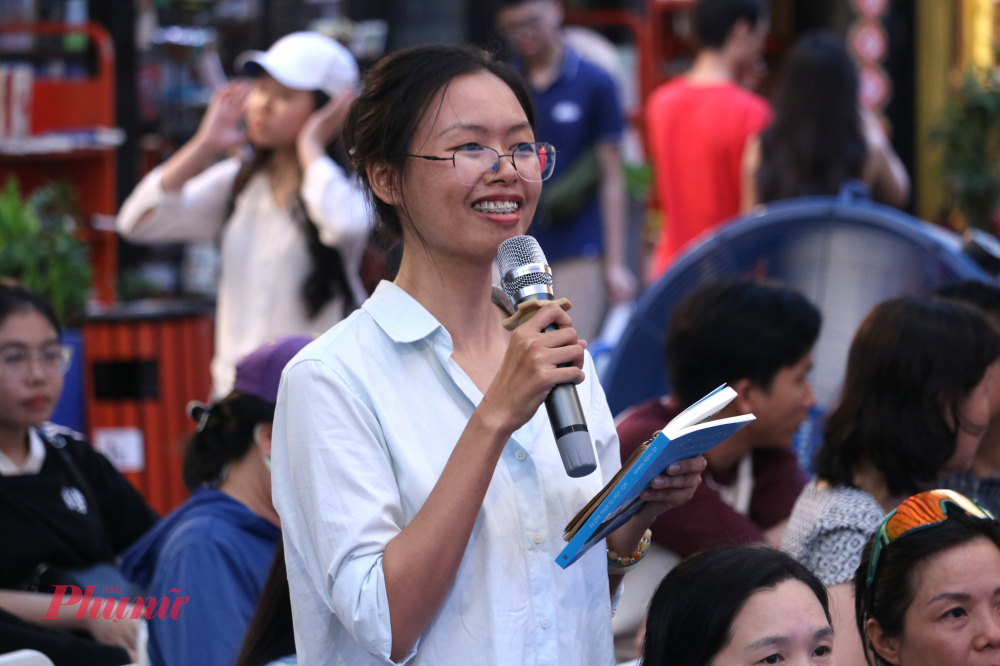 Người tham dự hào hứng đặt câu hỏi cho tác giả Võ Thiện Thanh về quá trình tạo nên tập sách
