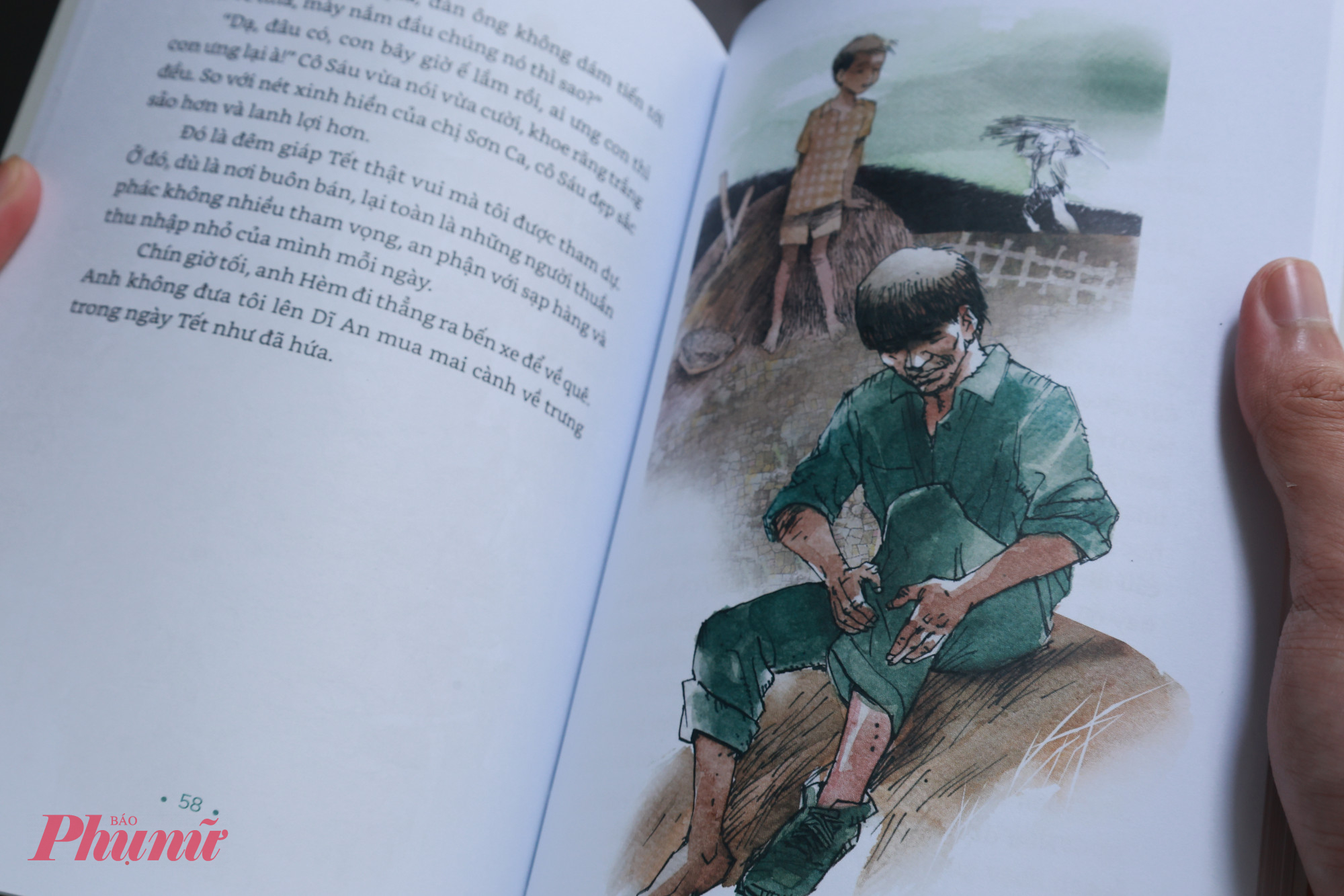 Nét vẽ trong tác phẩm Lãng khách chợ Ga mang phong cách trầm lắng, phản chiếu chiều sâu cuộc sống. Trong khi Bát tiên xóm Con Chuột có màu sắc nhẹ nhàng, hóm hỉnh, phù hợp với thế giới trẻ thơ