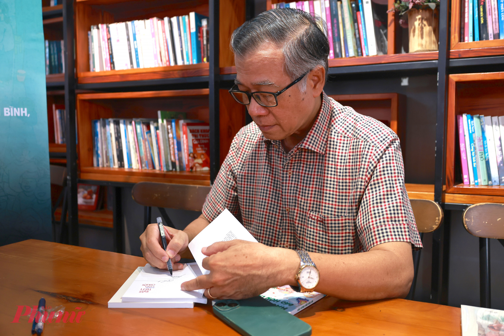 Nhà văn Phạm Công Luận ký tặng sách cho độc giả