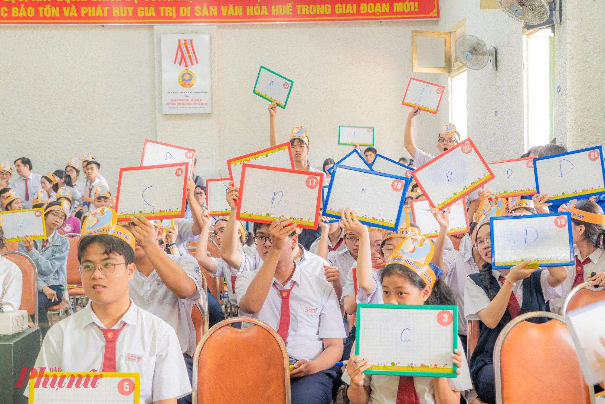 Học sinh hứng thú khi cùng tham gia tham gia trò chơi “Rung chuông tri thức - Nhà cải cách kiệt xuất” 