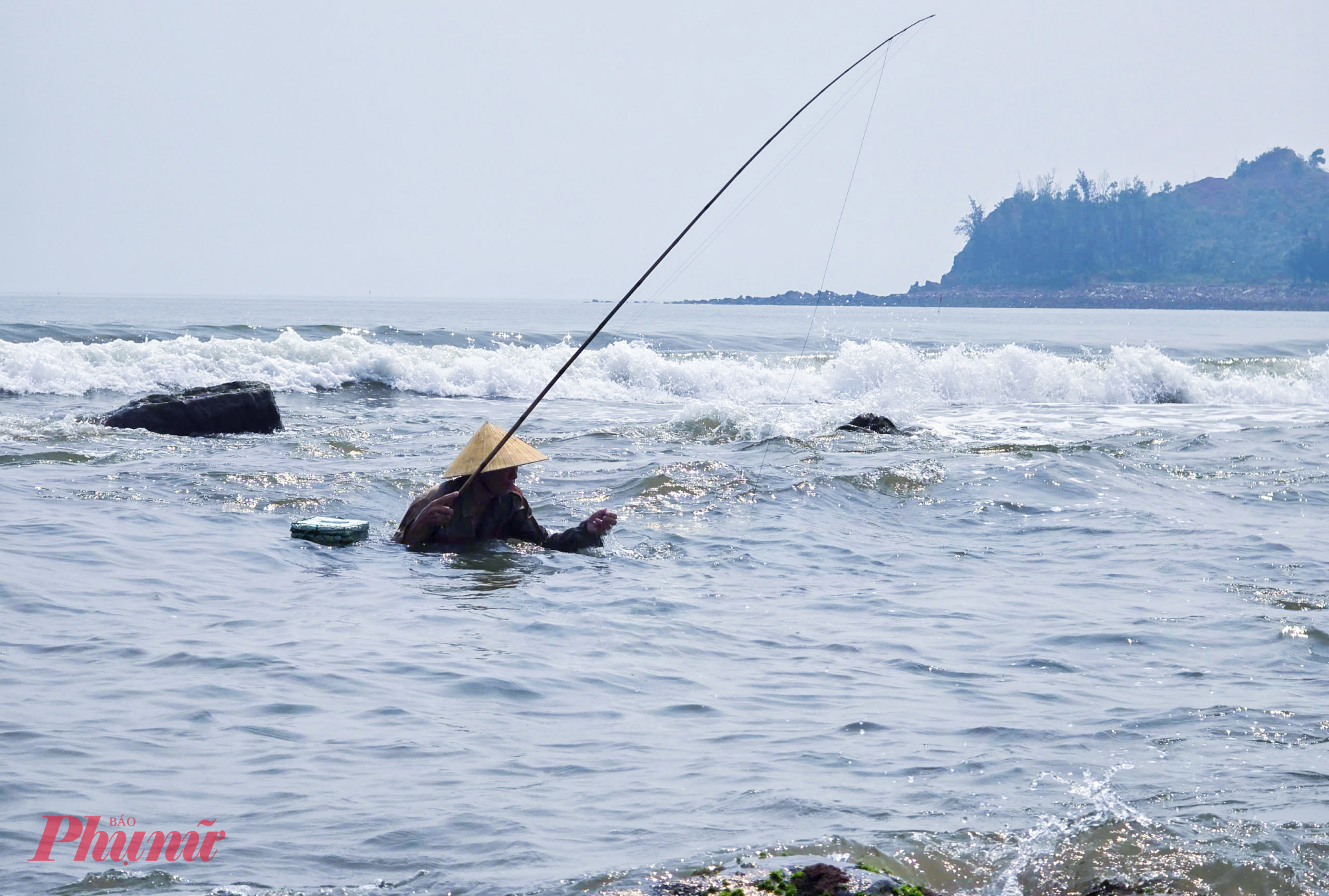 Công việc này có thu nhập tốt hơn, song ngược lại khá vất vả vì phải ngâm mình suốt nhiều giờ liên trong nước biển.