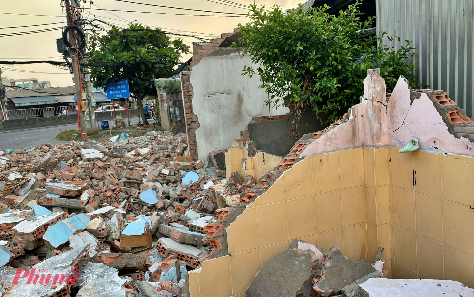 Hai căn nhà liền kề đã được tháo dỡ xong được vài ngày qua.