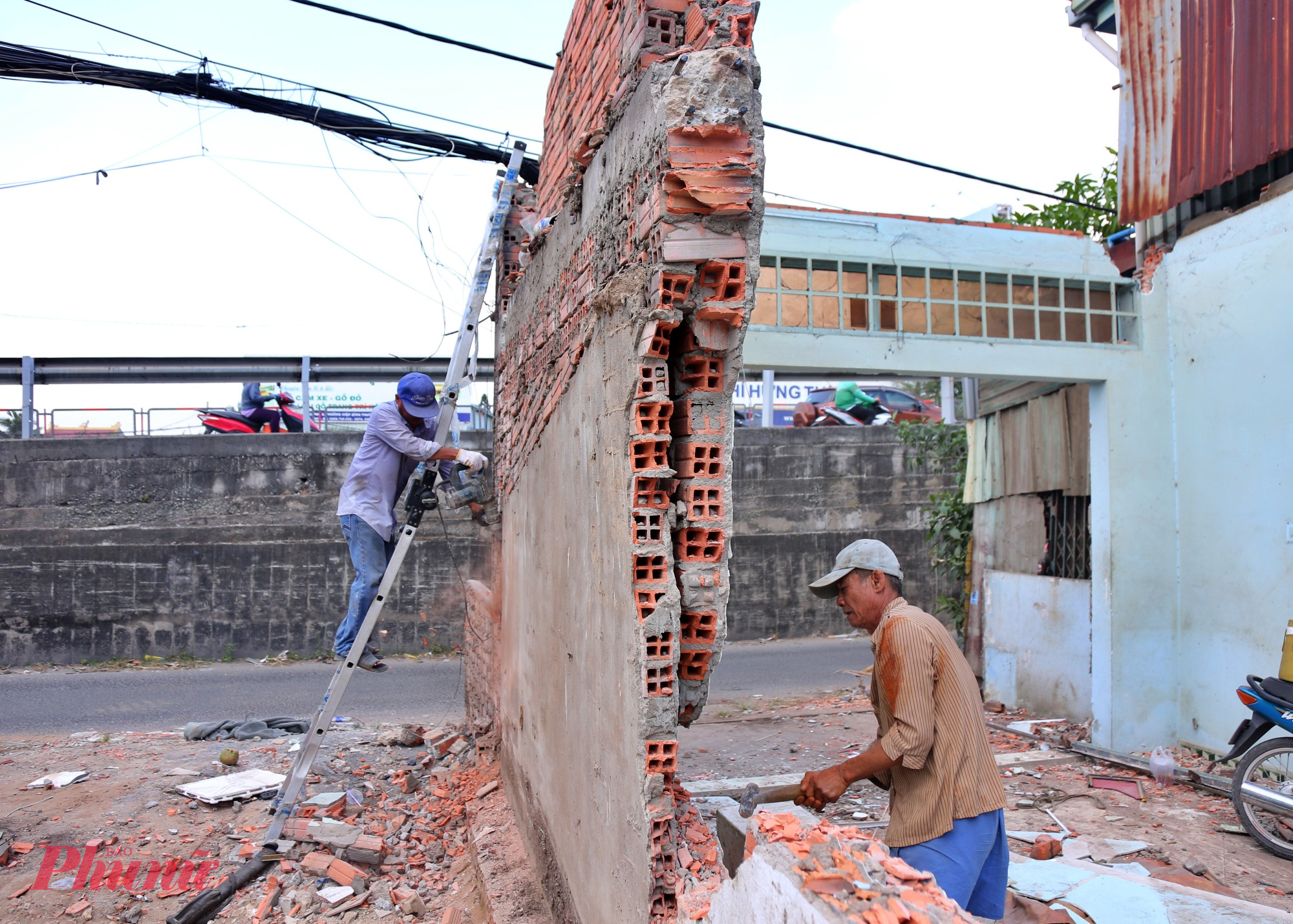 Tại khu vực gần cầu Vĩnh Bình - điểm cuối của dự án, một số hộ dân đã thuê đơn vị thi công tháo dỡ nhà sau khi hoàn tất việc di chuyển đồ đạc.