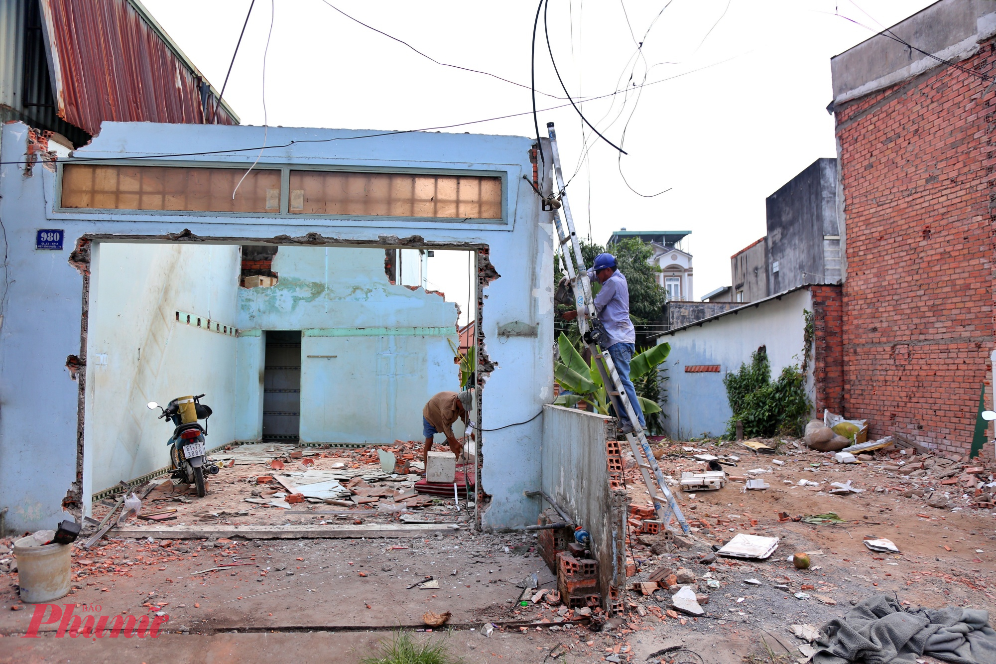  Những ngày gần đây, dọc tuyến Quốc lộ 13 (đoạn từ cầu Bình Triệu đến ranh tỉnh Bình Dương cũ, phường Hiệp Bình), không khí thi công, tháo dỡ nhà cửa trở nên nhộn nhịp khi nhiều hộ dân chủ động lùi nhà, bàn giao mặt bằng phục vụ dự án mở rộng tuyến đường huyết mạch này.