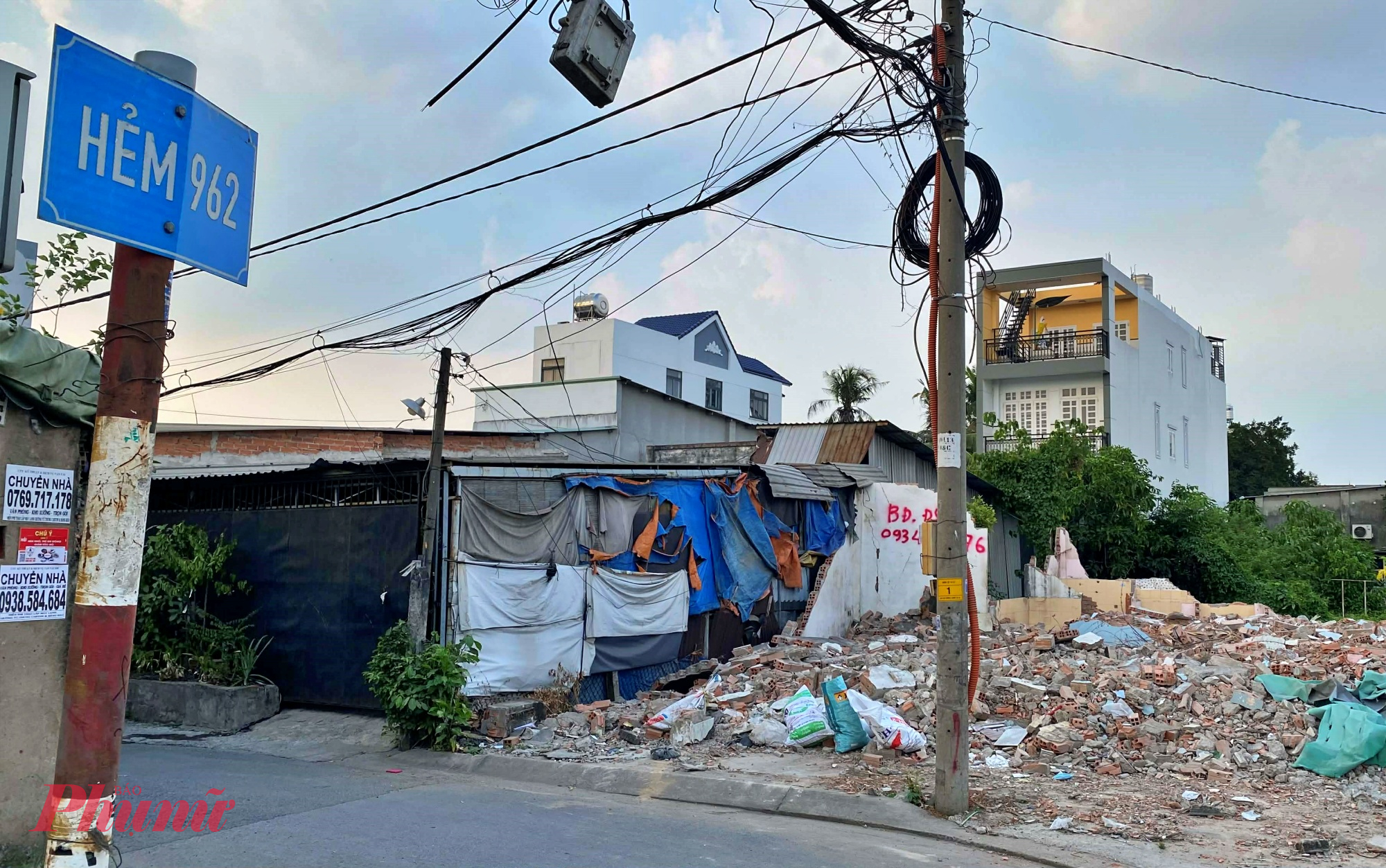  Theo ghi nhận, hàng chục hộ dân đã và đang tiến hành tháo dỡ nhà để nhường đất cho dự án. Nhiều căn nhà đã hoàn tất tháo dỡ, chủ hộ chuyển đi nơi khác sinh sống.