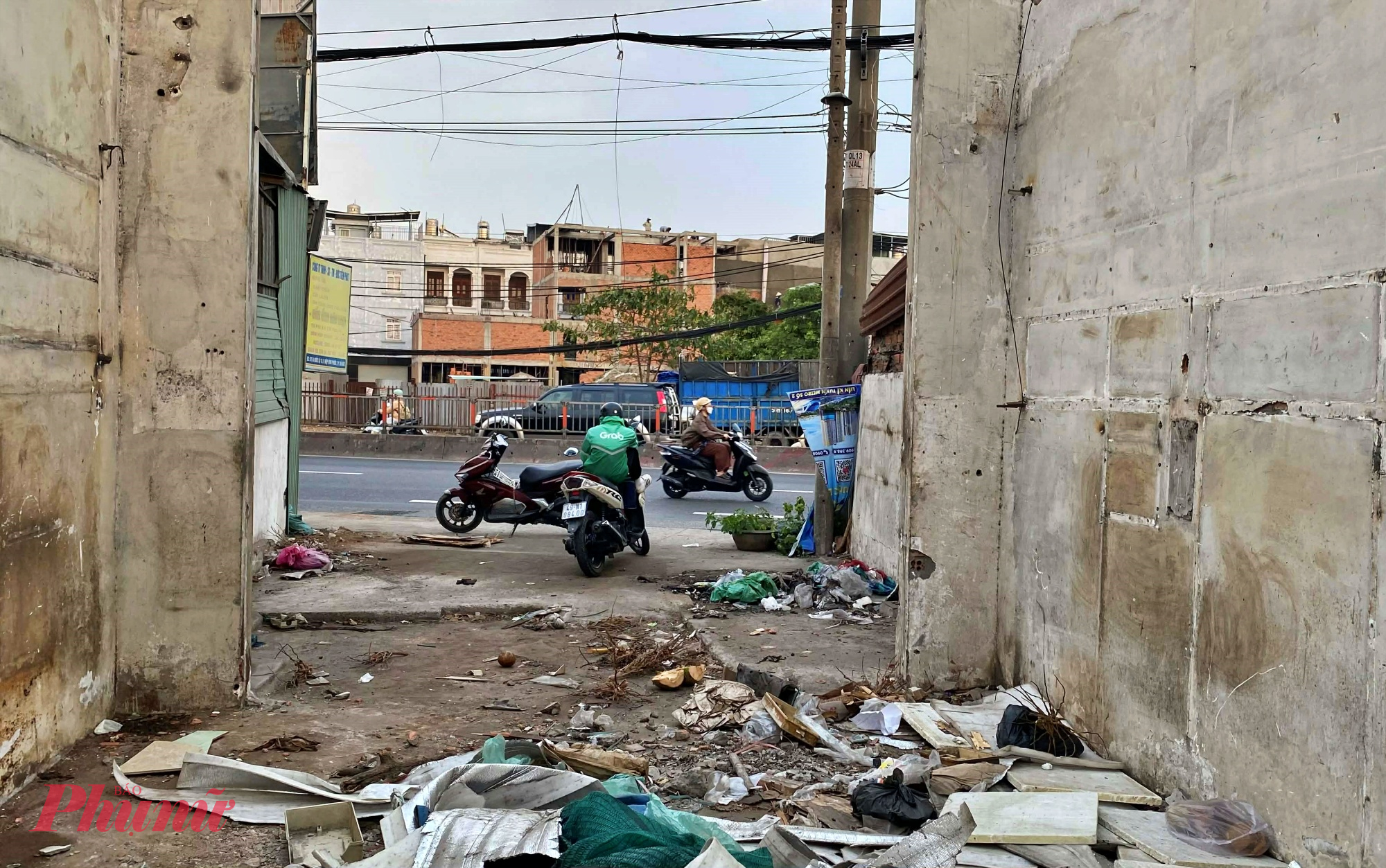 Việc người dân chủ động tháo dỡ nhà, bàn giao mặt bằng được xem là tín hiệu tích cực, góp phần đẩy nhanh tiến độ dự án. Khi hoàn thành, tuyến Quốc lộ 13 mở rộng sẽ giúp giảm áp lực giao thông cửa ngõ phía Đông Bắc TPHCM, đồng thời tạo động lực phát triển kinh tế - xã hội cho toàn khu vực.