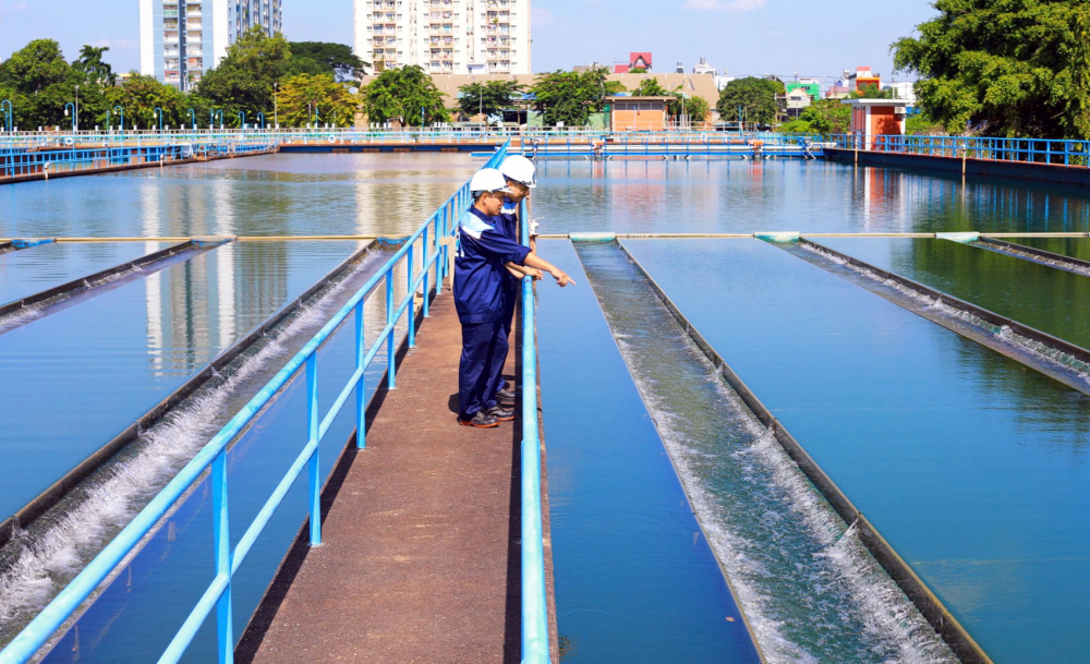 TPHCM: Chủ động cấp nước an toàn trong mùa nắng nóng Nhân viên nhà máy nước Thủ Đức kiểm tra quy trình xử lý nước tại nhà máy