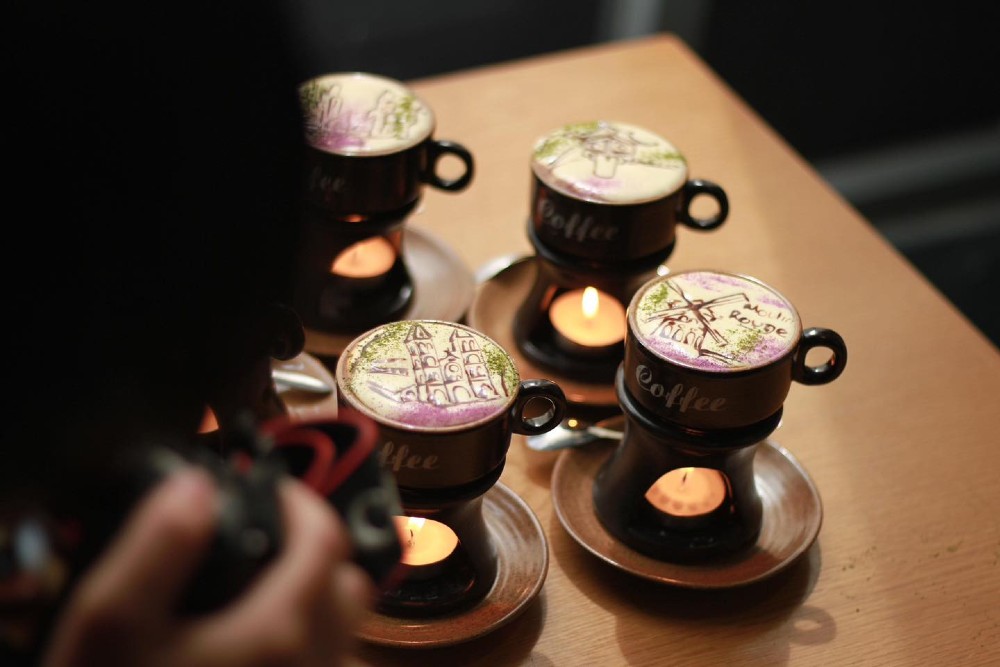 Trong không gian 'chữa lành' ấy, 2PM có phục vụ nhiều loại mocktail và các món ăn vô cùng hấp dẫn. khô bò sợi cay, viên hải sản sốt phô mai, đậu phộng tỏi ớt, xúc xích Đức… ... Với mỗi phần ăn và thức uống sẽ dao động khoảng 100.000đ - Ảnh: @moria bar&eatery