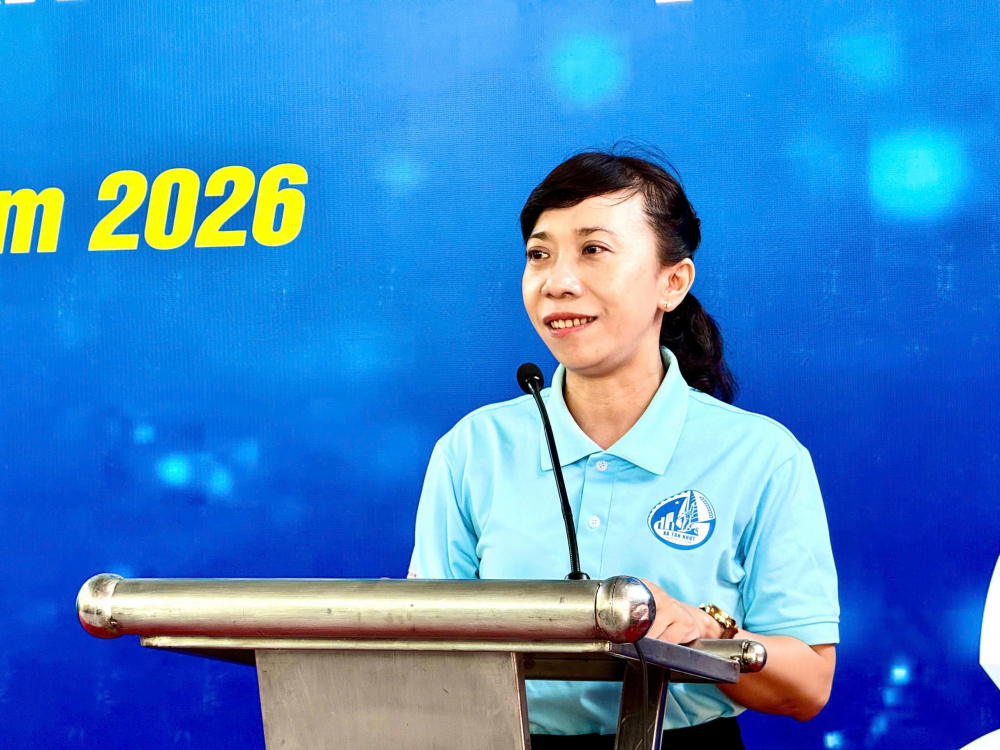  Bà Khưu Thị Diễm Phượng, Phó chủ tịch UBND xã Tân Nhựt - phát biểu tại lễ ra mắt mô hình. Việc đưa dịch vụ công về tận ấp nhằm tháo gỡ khó khăn trong việc đi lại cho người dân, đặc biệt là người cao tuổi và người khuyết tật.